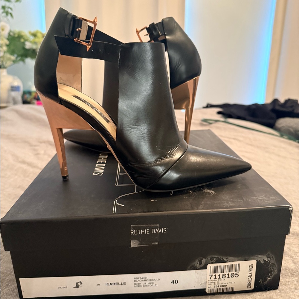 Ruthie Davis Black and Gold Women's Heels
